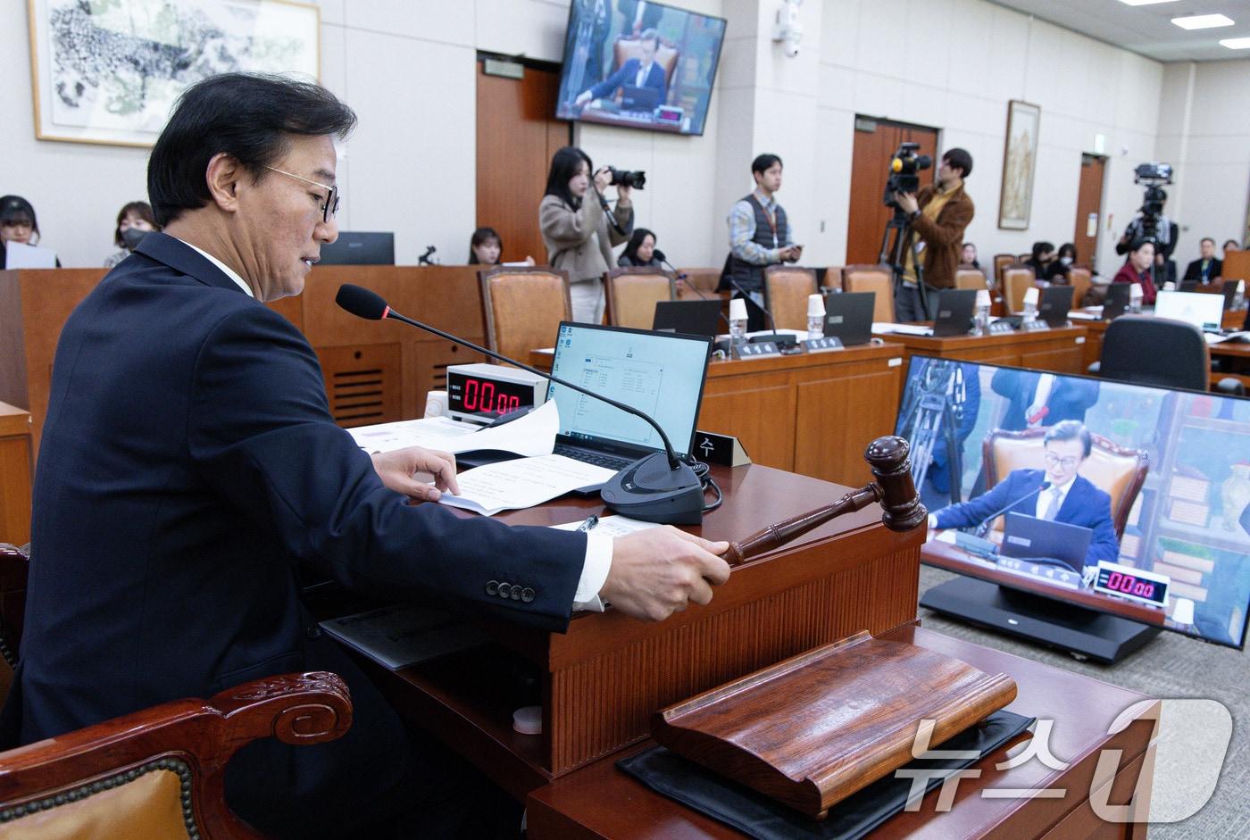 전재수 국회 문화체육관광위원회 위원장이 10일 오전 서울 여의도 국회에서 열린 문화체육관광위원회 전체회의에서 의사봉을 두드리고 있다. 2025.1.10.뉴스1 ⓒ News1 이재명 기자