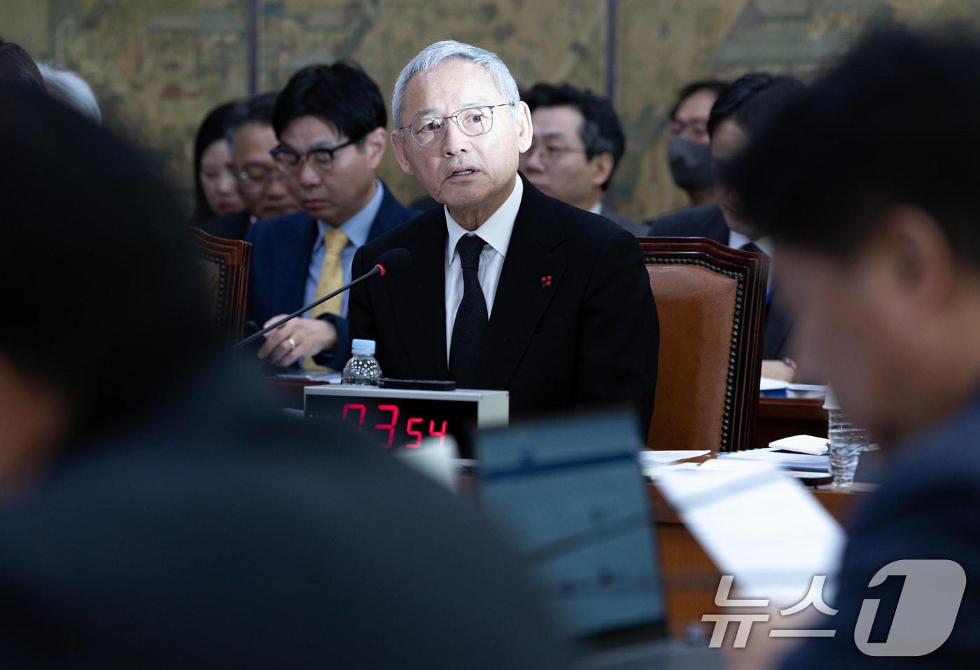 유인촌 문화체육관광부 장관이 10일 오전 서울 여의도 국회에서 열린 문화체육관광위원회 전체회의에서 의원 질의에 답변하고 있다. 2025.1.10.뉴스1 ⓒ News1 이재명 기자