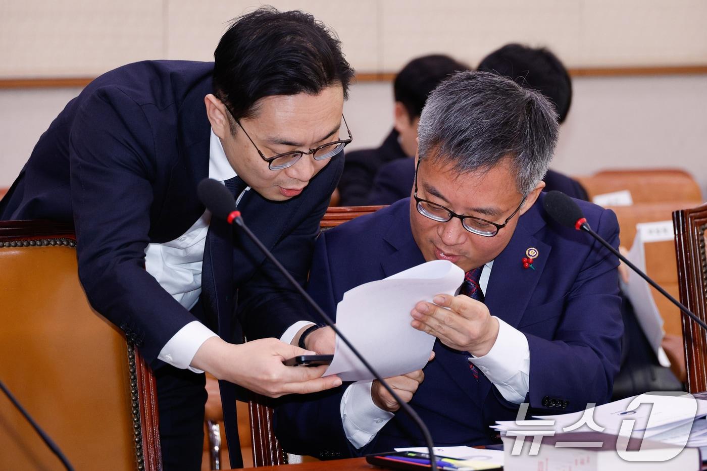 김석우 법무부 장관 직무대행&#40;차관&#41;이 10일 서울 여의도 국회에서 열린 법제사법위원회 제420회국회&#40;임시회&#41; 제3차 전체회의에 출석해 직원과 대화하고 있다. 2025.1.10/뉴스1 ⓒ News1 안은나 기자