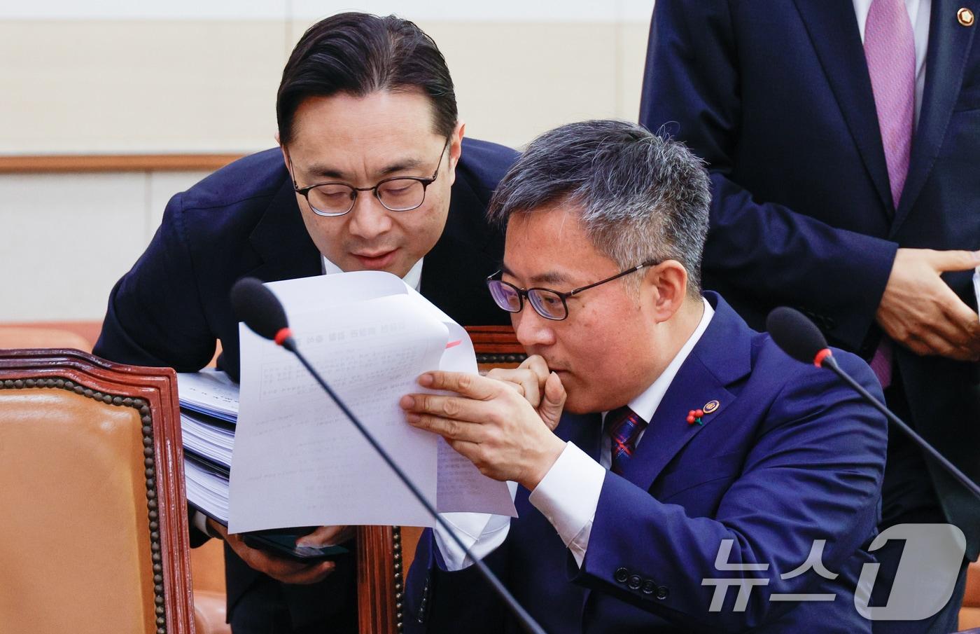 김석우 법무부 장관 직무대행&#40;차관&#41;이 10일 서울 여의도 국회에서 열린 법제사법위원회 제420회국회&#40;임시회&#41; 제3차 전체회의에 출석해 직원과 대화하고 있다. 2025.1.10/뉴스1 ⓒ News1 안은나 기자