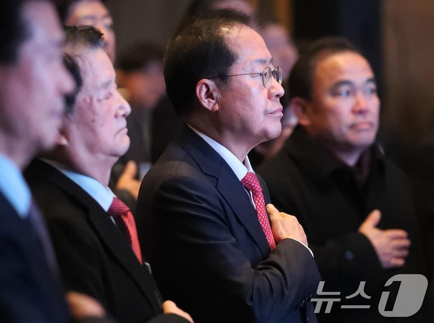 홍준표 대구시장이 10일 오전 대구 수성구 그랜드호텔에서 열린 &#39;대한노인회 대구연합회 신년인사회&#39;에 참석해 국기에 대한 경례를 하고 있다. 2025.1.10/뉴스1 ⓒ News1 공정식 기자