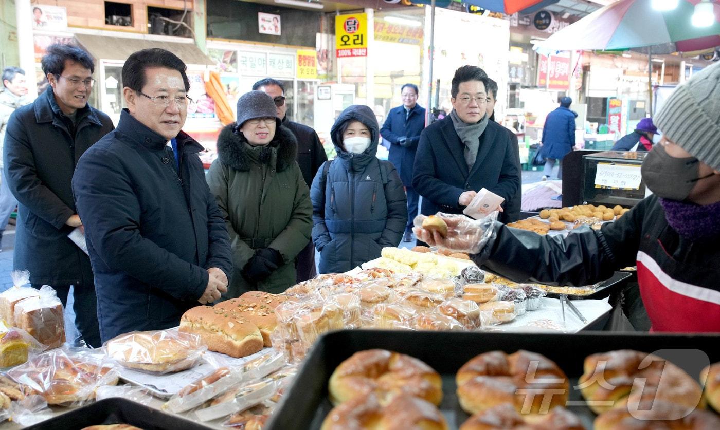 김영록 전라남도지사가 10일 순천시 중앙동 상가를 방문, 내수경기 침체로 인한 소비 부진으로 어려움을 겪는 소상공인들을 격려하고 있다.&#40;전남도 제공&#41; 2025.1.10/뉴스1 