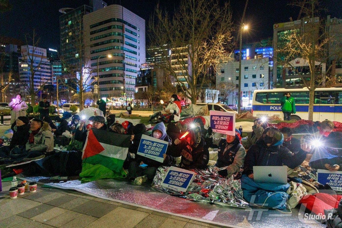 한화오션 서울 본사 앞에서 금속노조 거제통영고성조선하청지회와 시민들이 하청노동자 권리 보장을 촉구하는 집회를 갖고 있다.&#40;거통고조선하청지회 제공&#41;