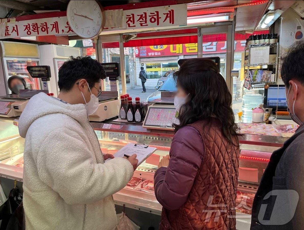 은평구청 직원들이 설 명절 대비 먹거리 불법행위 집중단속에 나서고 있다.&#40;은평구 제공&#41;