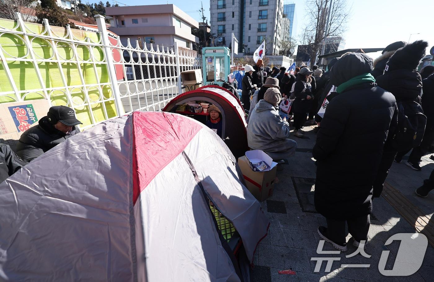 전국 대부분 지방에 한파 특보가 발효된 10일 서울 용산구 한남동 대통령 관저 인근에서 윤석열 대통령 지지자들이 텐트 안에서 탄핵 반대 집회를 하고 있다. 2025.1.10/뉴스1 ⓒ News1 김성진 기자