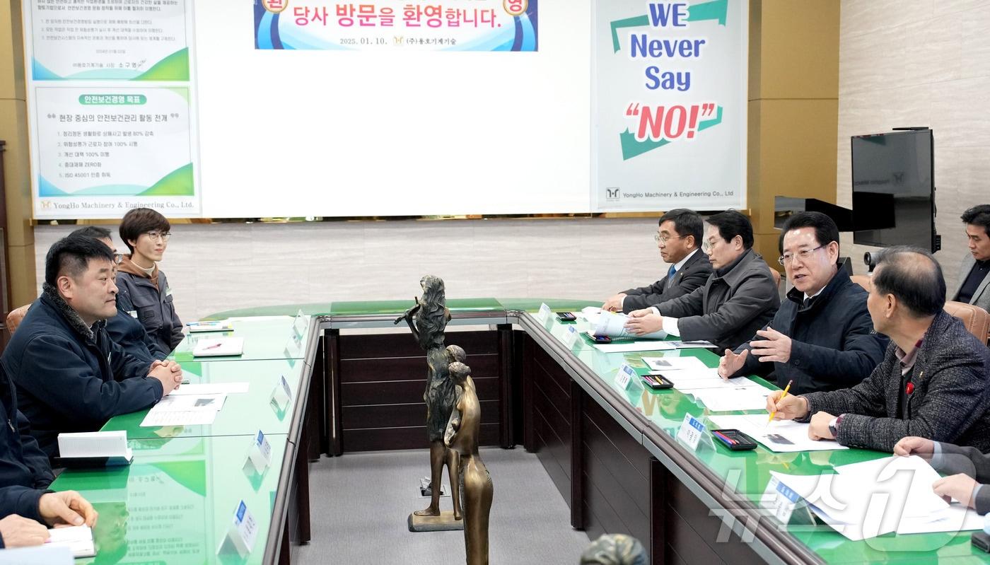 김영록 지사가 10일 여수 석유화학 플랜트 기업 현장을 찾아 애로사항을 청취하고 있다.&#40;전남도 제공&#41; 2025.1.10/뉴스1