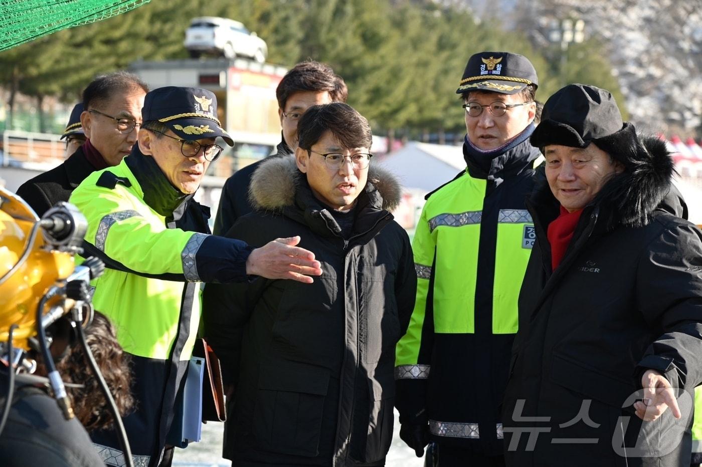 엄성규 강원경찰청장은 10일 화천산천어 축제장을 찾아 행사장 안전관리와 교통관리 대책 등을 점검했다.&#40;강원경찰청 제공&#41; 2025.1.10/뉴스1