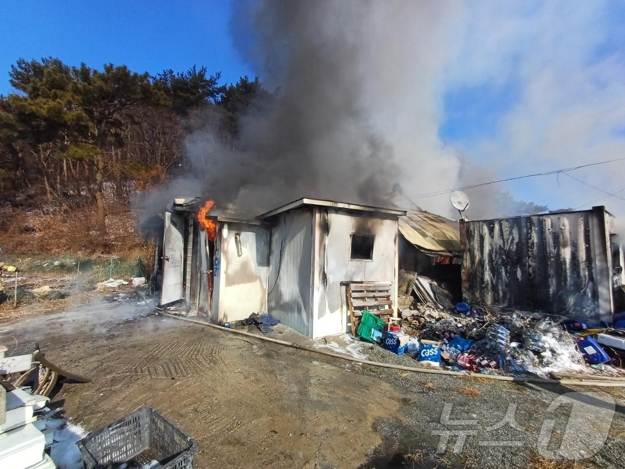 태안 안면읍 단독주택 화재 현장. &#40;태안소방서 제공&#41; / 뉴스1