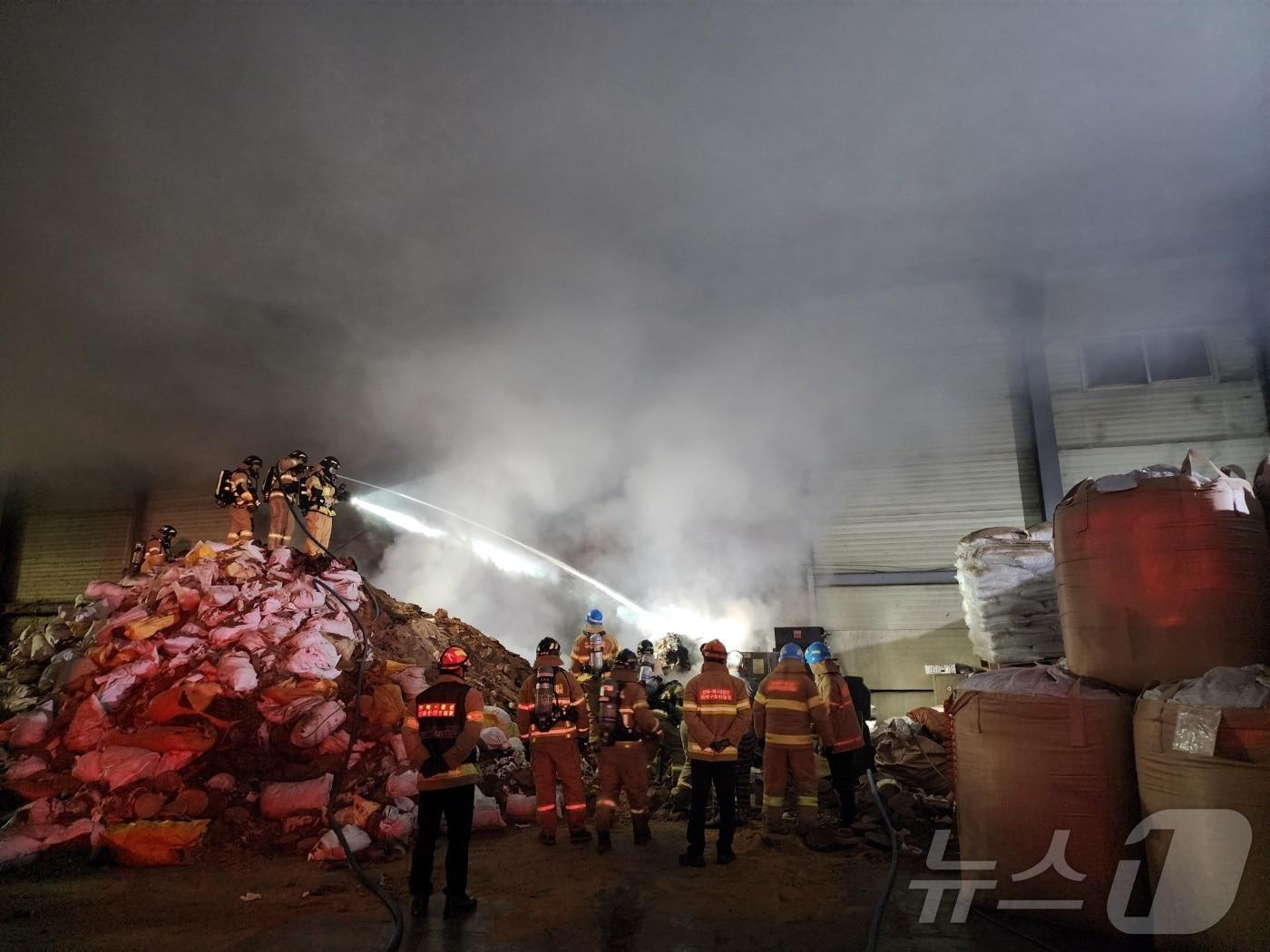 2일 오전 0시 47분께 전북자치도 군산시 소룡동 한 사료 공장에서 불이 났다.&#40;전북소방 제공&#41; 2025.1.2/뉴스1 