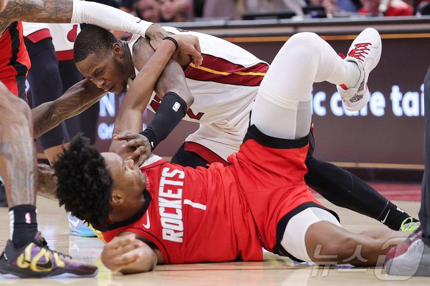 경기 도중 난투극을 펼치는 NBA 휴스턴 아멘 톰슨&#40;1번&#41;과 마이애미 테리 로지어&#40;2번&#41;. ⓒ AFP=뉴스1