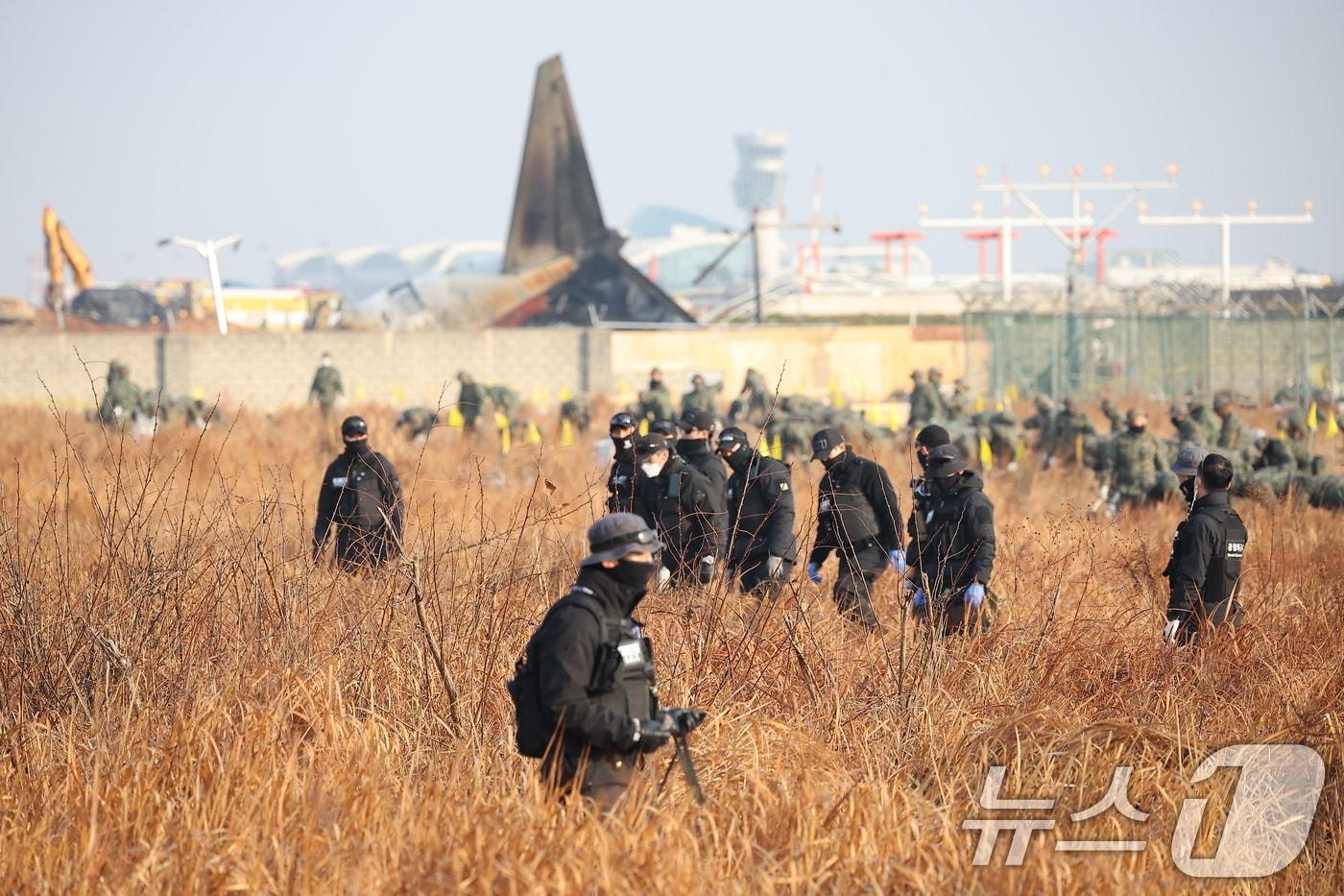 2일 전남 무안국제공항 제주항공 여객기 참사 현장에서 특전사 장병들과 경찰특공대 대원들이 현장 수색을 하고 있다. 2025.1.2/뉴스1 ⓒ News1 김진환 기자