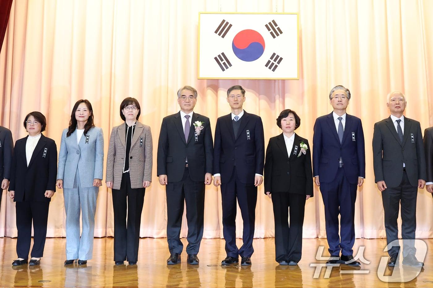 문형배 헌법재판소장 대행 등 헌법재판관들이 2일 오전 서울 종로구 헌법재판소에서 열린 &#39;조한창·정계선 헌법재판관 취임식&#39;이 끝난 뒤 기념촬영을 하고 있다. 왼쪽부터 김복형, 정정미, 이미선, 조한창 헌법재판관, 문형배 대행, 정계선, 김형두, 정형식 헌법재판관. 2025.1.2/뉴스1 ⓒ News1 민경석 기자