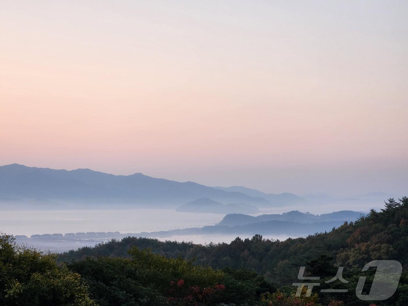 전남 강진 백련사 만경루에서 조망하는 강진만. 국가유산청 제공.