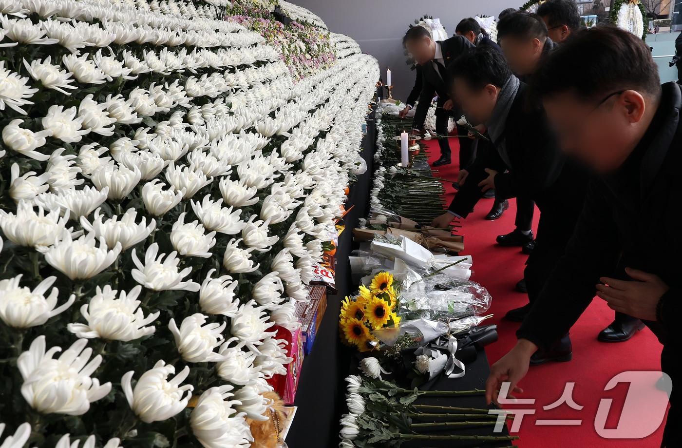 2일 서울시청 본관 앞에 마련된 제주항공 여객기 희생자 합동분향소에서 시민들이 조문을 하고 있다. 2025.1.2/뉴스1 ⓒ News1 이동해 기자