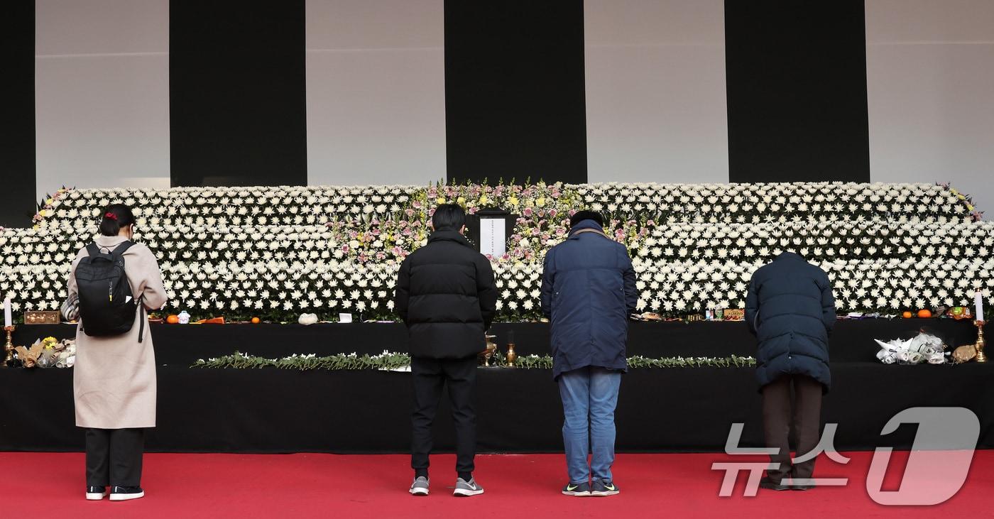 2일 서울시청 본관 앞에 마련된 제주항공 여객기 희생자 합동분향소에서 시민들이 조문을 하고 있다. 2025.1.2/뉴스1 ⓒ News1 이동해 기자