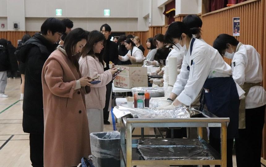 지난해 12월 27일 세종장영실고 대강당에서 열린 바자. &#40;세종모금회 제공&#41; / 뉴스1 