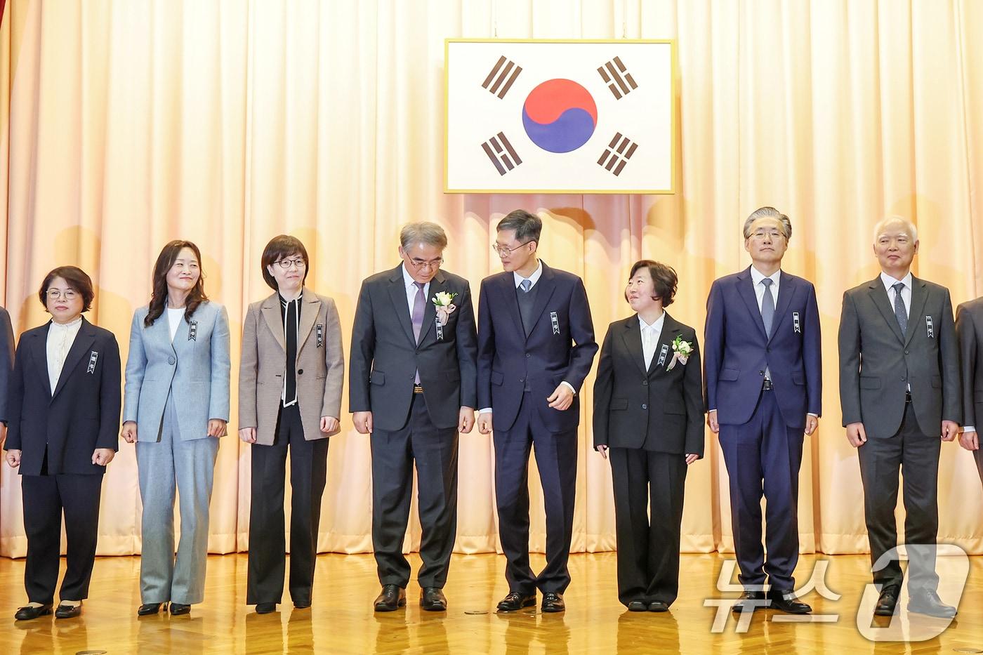 문형배 헌법재판소장 대행&#40;왼쪽 다섯 번째&#41;이 2일 오전 서울 종로구 헌법재판소에서 열린 &#39;조한창·정계선 헌법재판관 취임식&#39;에서 기념촬영을 마친 뒤 조한창 재판관과 대화를 나누고 있다. 왼쪽부터 김복형, 정정미, 이미선, 조한창 헌법재판관, 문형배 대행, 정계선, 김형두, 정형식 헌법재판관. 2025.1.2/뉴스1 ⓒ News1 민경석 기자