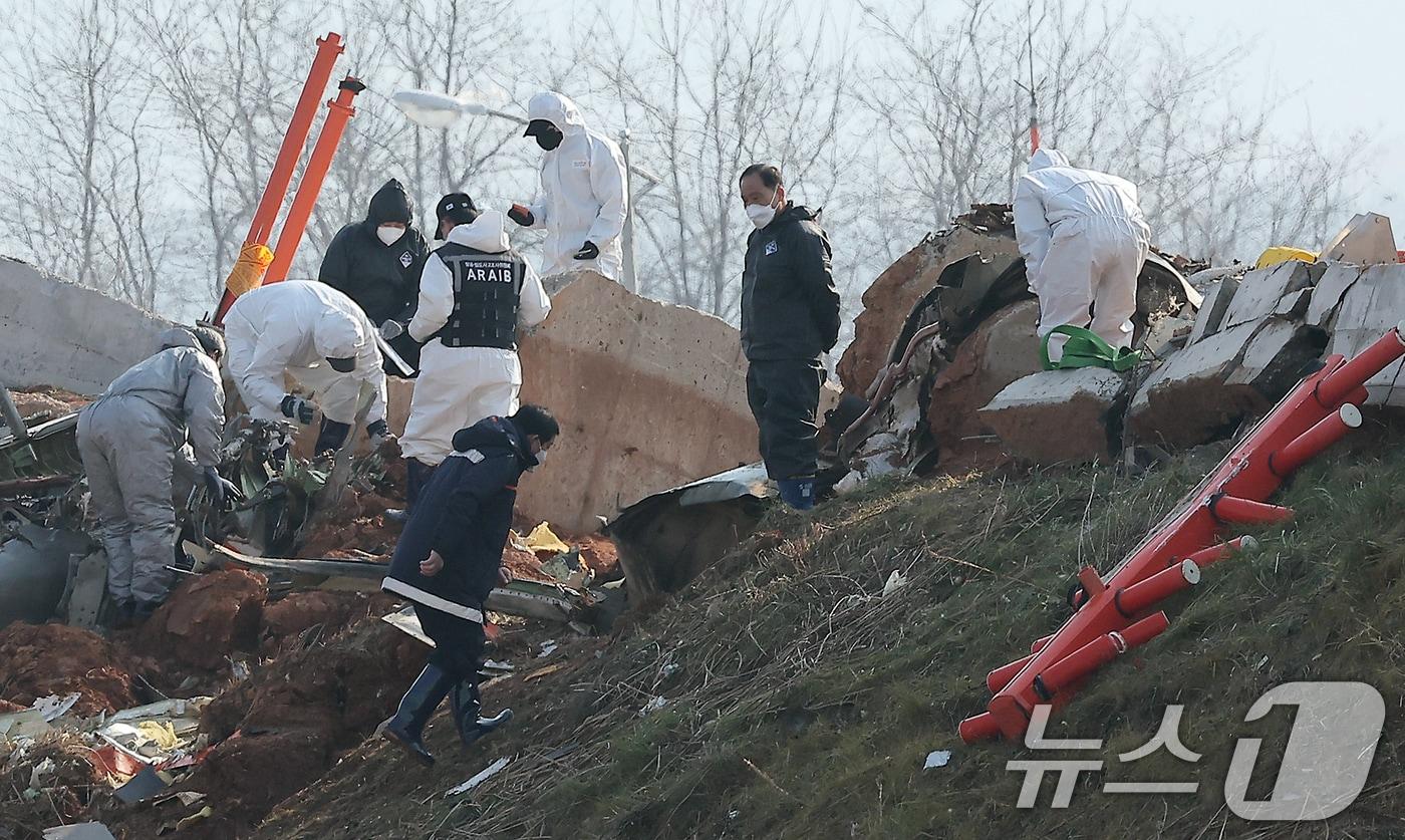 2일 전남 무안국제공항 제주항공 여객기 참사 현장에서 경찰 과학수사대 대원들이 방위각 시설&#40;로컬라이저&#41;을 현장 감식하고 있다. 2025.1.2/뉴스1 ⓒ News1 김진환 기자