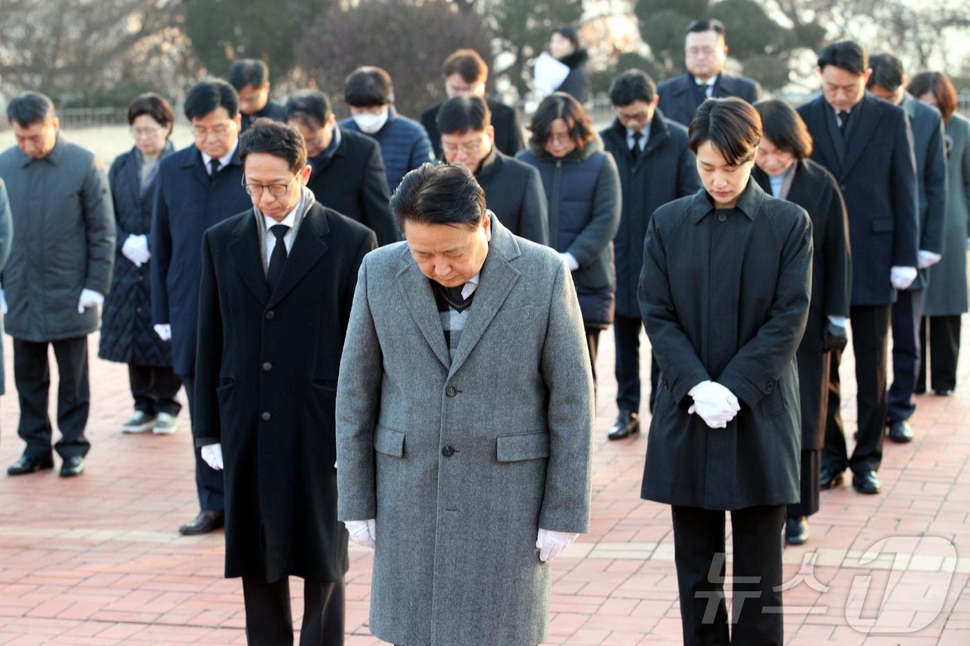 김영환 충북지사가 2일 오전 청주 사직동 충혼탑에서 참배하고 있다. &#40;충북도 제공&#41;