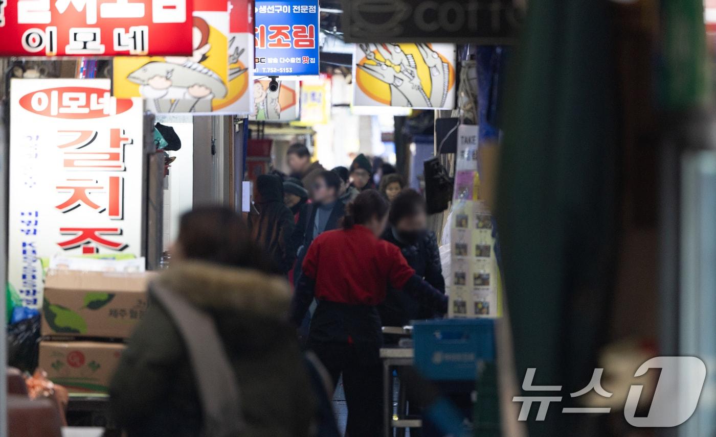 서울 중구 남대문시장의 상인들이 장사를 준비하고 있다. 2025.1.2/뉴스1 ⓒ News1 이승배 기자