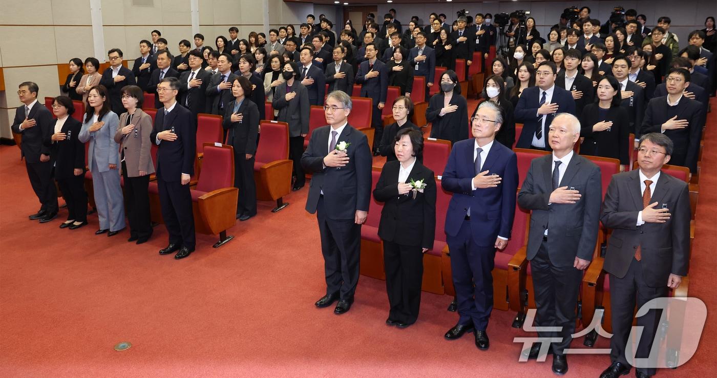 문형배 헌법재판소장 대행을 비롯한 헌법재판관 등 참석자들이 2일 오전 서울 종로구 헌법재판소에서 열린 &#39;조한창·정계선 헌법재판관 취임식&#39;에서 국민의례를 하고 있다. 앞줄 왼쪽 두 번째부터 김복형, 정정미, 이미선, 조한창 헌법재판관, 문형배 대행, 정계선, 김형두, 정형식 헌법재판관. 2025.1.2/뉴스1 ⓒ News1 민경석 기자