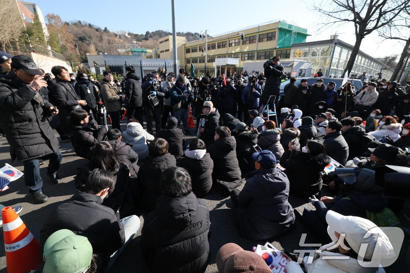 2일 서울 용산구 윤석열 대통령 관저 입구 앞에서 보수단체 회원 및 윤 대통령 지지자들이 농성을 하고 있다. 공수처는 &#39;12·3 비상계엄 사태&#39;로 내란 혐의를 받는 윤석열 대통령 체포영장을 유효기간인 6일 이내에 집행하겠다고 밝혔다. 2025.1.2/뉴스1 ⓒ News1 박세연 기자