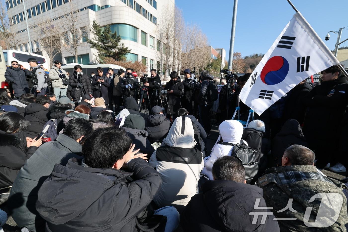 2일 서울 용산구 윤석열 대통령 관저 입구 앞에서 보수단체 회원 및 윤 대통령 지지자들이 농성을 하고 있다. 공수처는 &#39;12·3 비상계엄 사태&#39;로 내란 혐의를 받는 윤석열 대통령 체포영장을 유효기간인 6일 이내에 집행하겠다고 밝혔다. 2025.1.2/뉴스1 ⓒ News1 박세연 기자