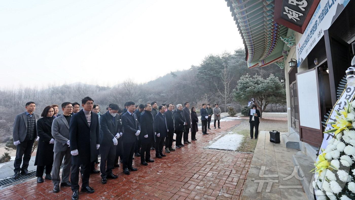 2일 심민 전북자치도 임실군수와 간부 공무원들이 국립호국원에서 참배를 하고 있다.&#40;임실군 제공&#41;2025.1.2/뉴스1