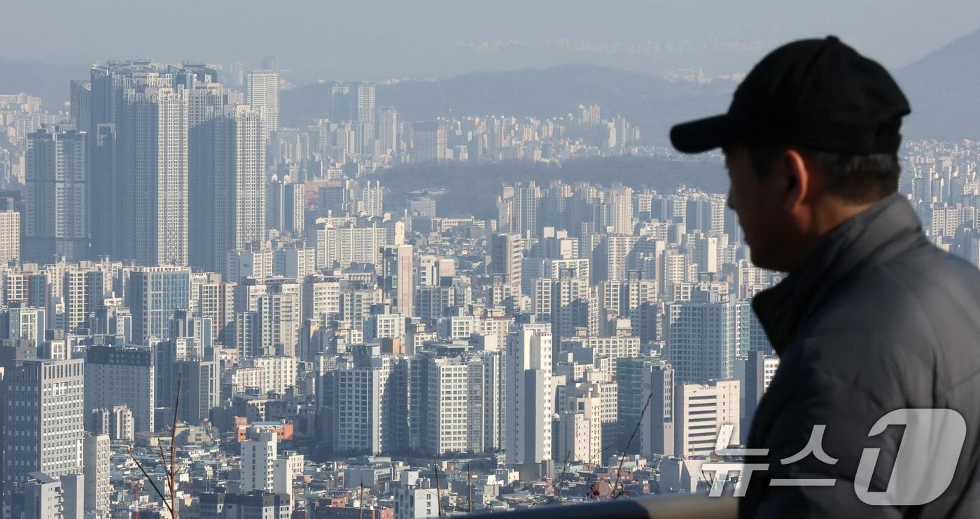 서울 남산에서 바라본 아파트 단지들. 2025.1.2/뉴스1 ⓒ News1 임세영 기자