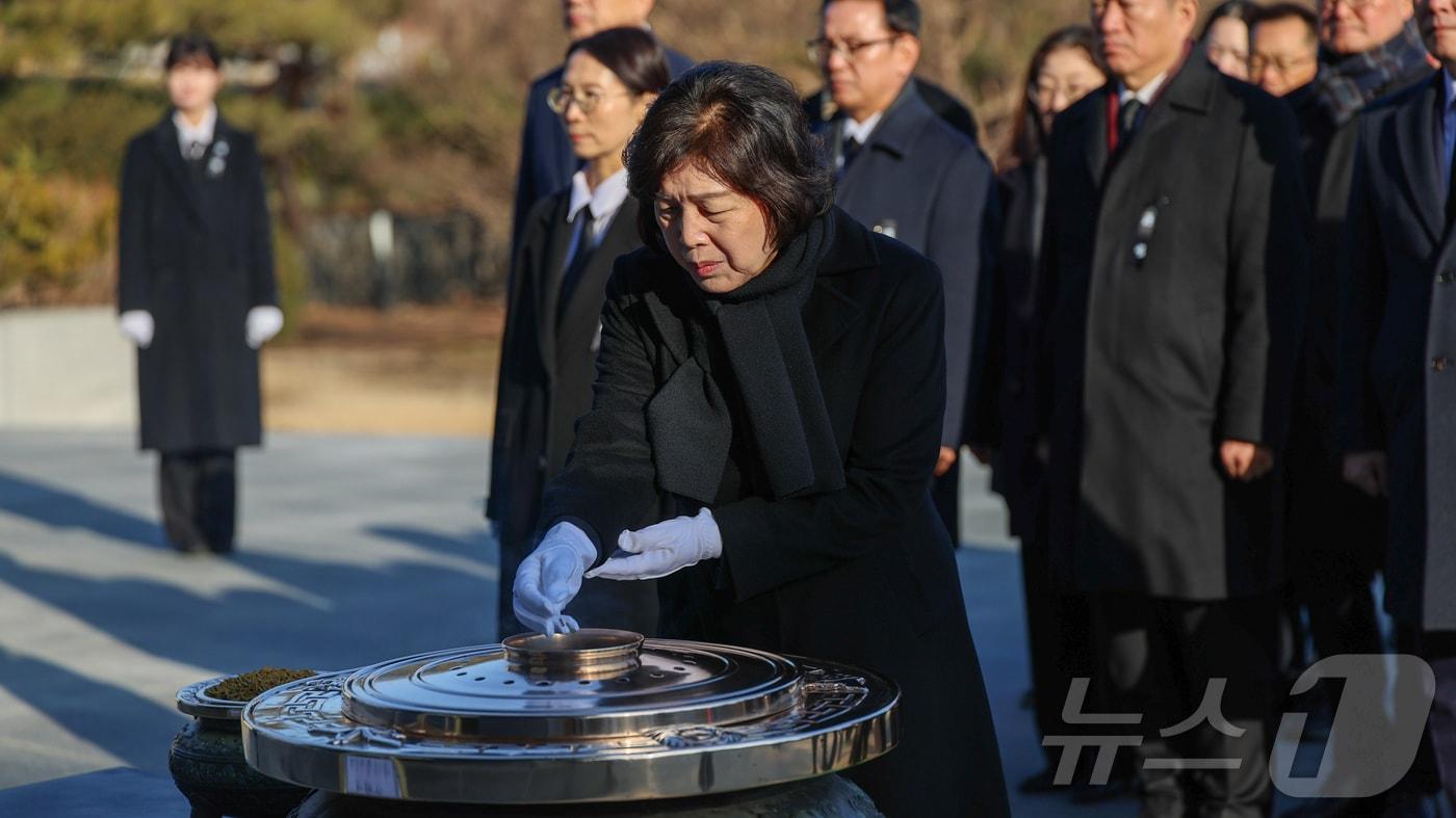 강정애 국가보훈부 장관이 2일 오전 서울 동작구 국립서울현충원에서 이희완 차관 등 직원들과 참배하고 있다. &#40;국가보훈부 제공&#41; 2025.1.2/뉴스1