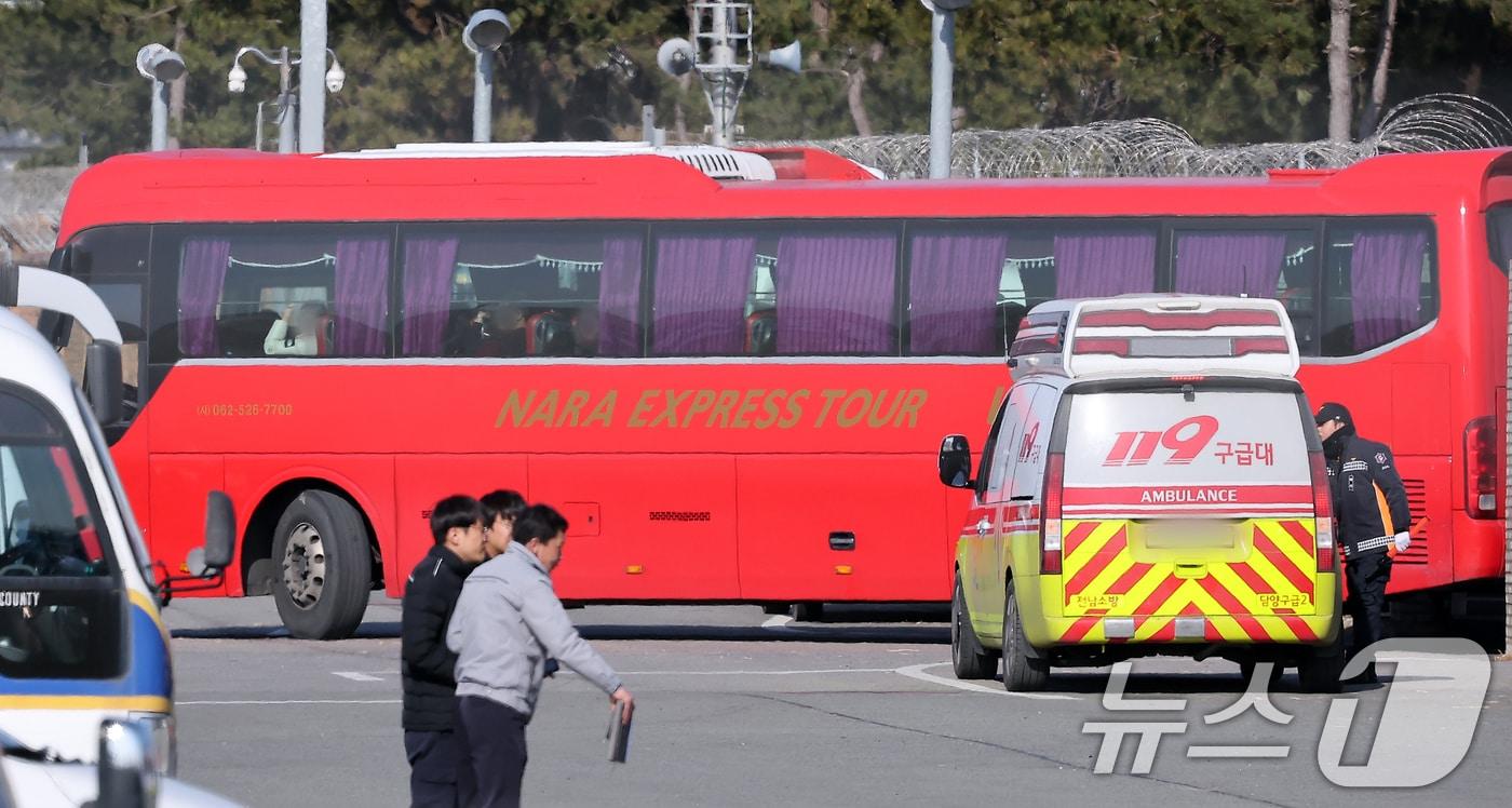 2일 전남 무안국제공항 내 제주항공 여객기 참사 희생자 유류품 보관소에서 유가족들을 태운 버스가 이동하고 있다. 2025.1.2/뉴스1 ⓒ News1 김진환 기자