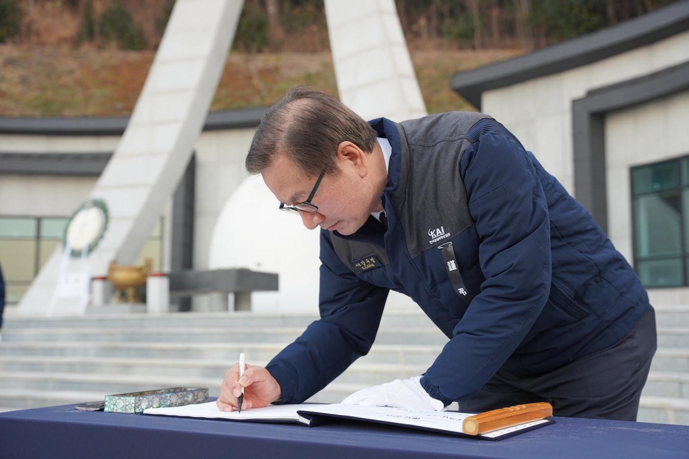 강구영 한국항공우주산업&#40;KAI&#41; 사장이 2일 경남 사천의 충혼탑을 참배한 뒤 방명록을 작성하고 있다&#40;KAI 제공&#41;. 2025.01.02.