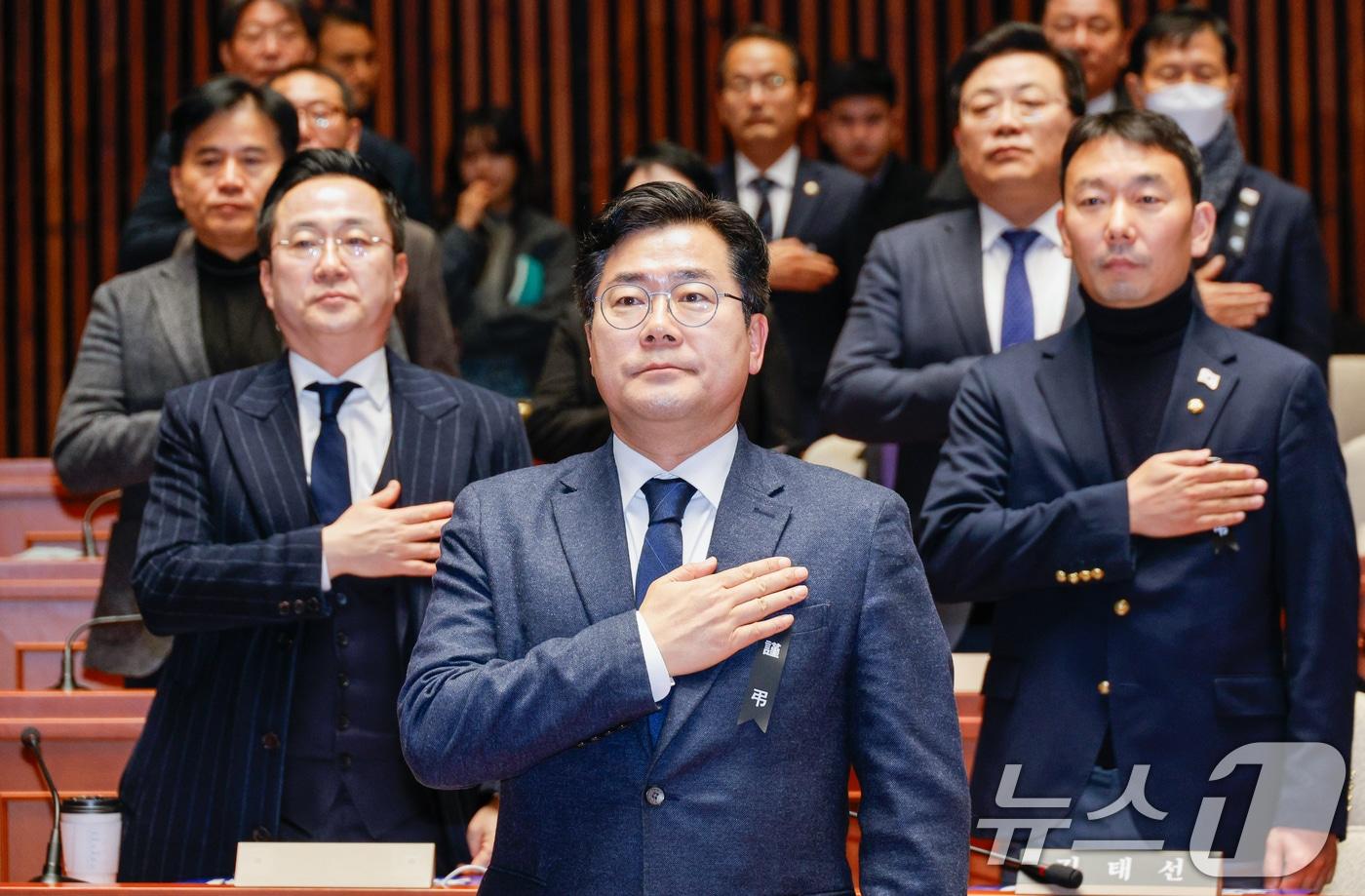 박찬대 더불어민주당 원내대표가 2일 서울 여의도 국회에서 열린 비상의원총회에 참석해 국민의례를 하고 있다. 2025.1.2/뉴스1 ⓒ News1 안은나 기자