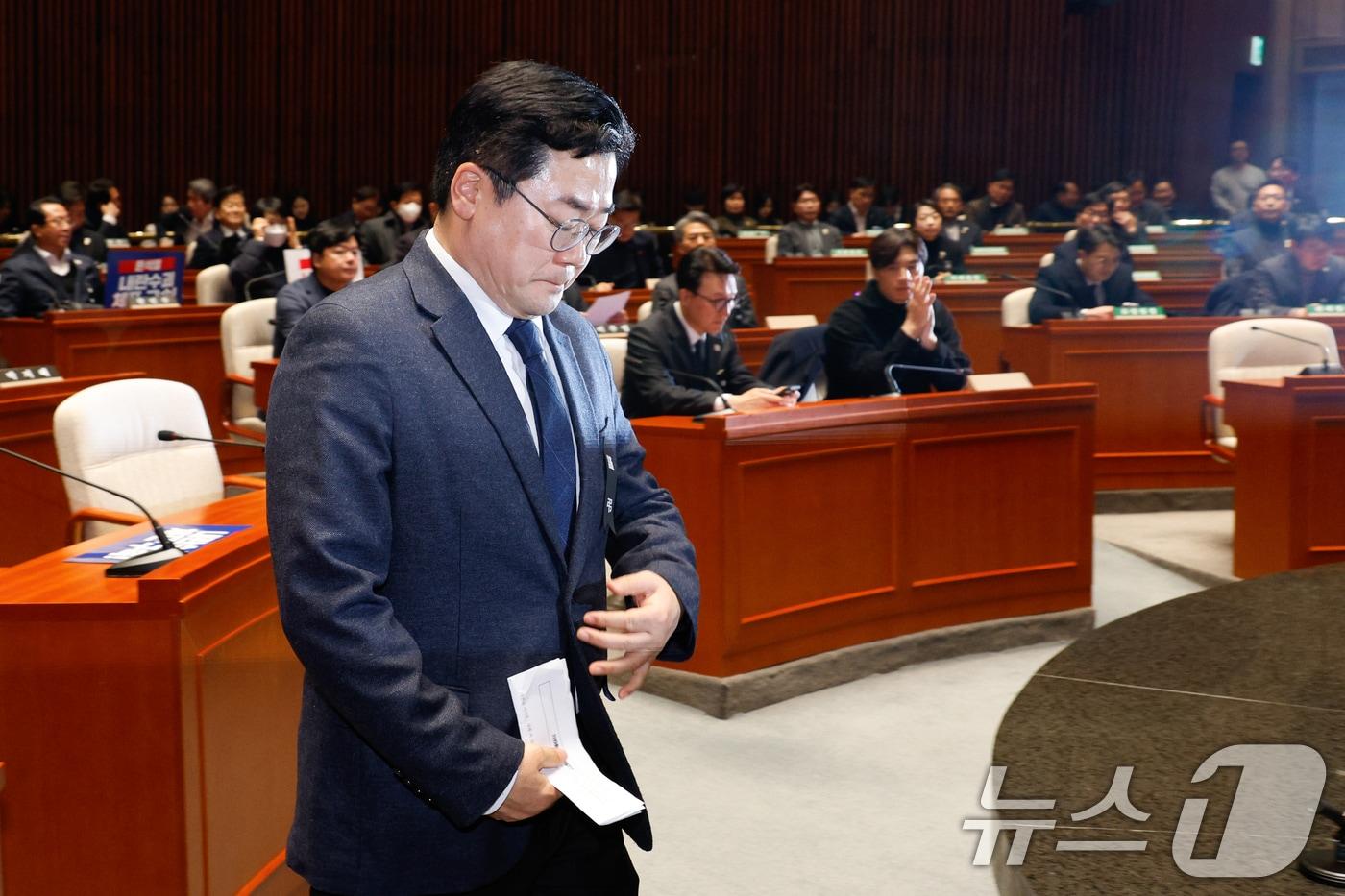 박찬대 더불어민주당 원내대표가 2일 서울 여의도 국회에서 열린 비상의원총회에 참석해 단상으로 향하고 있다. 2025.1.2/뉴스1 ⓒ News1 안은나 기자