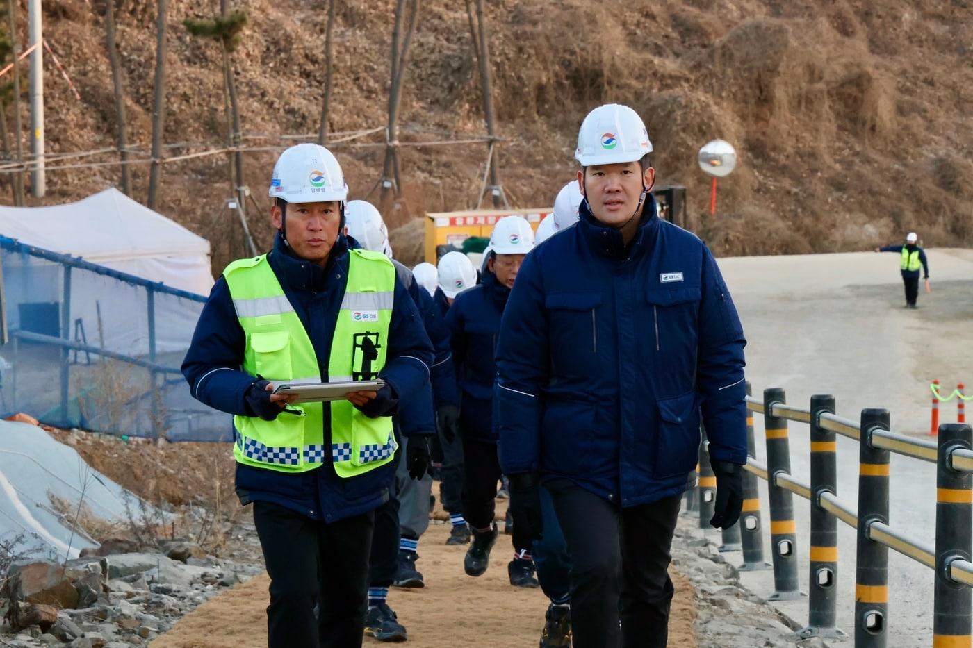 허윤홍 GS건설 대표&#40;오른쪽&#41;가 시무식을 마치고, 현장을 둘러보고 있다&#40;GS건설 제공&#41;.