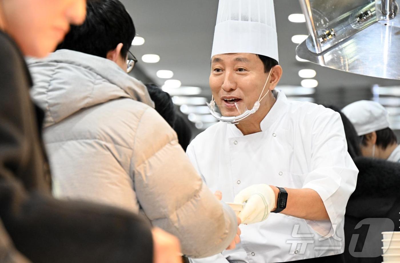 오세훈 서울시장이 2일 서울시청 구내식당에서 신년맞이 직원 격려 떡국을 배식하고 있다.&#40;서울시 제공&#41;