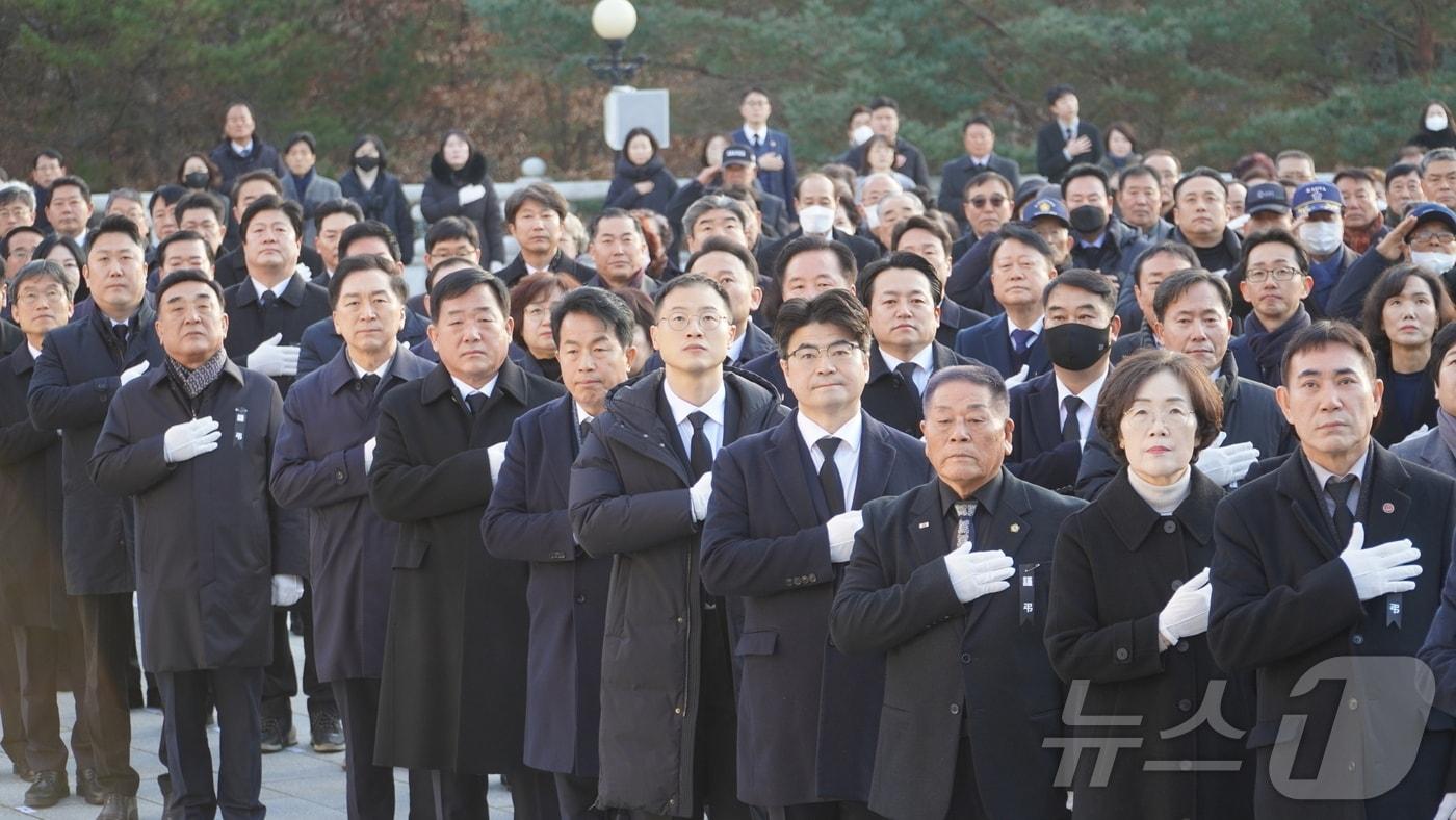 국민의힘 소속 울산시당이 2일 울산시에서 개최한 현충탑 참배에 참석하고 있다.&#40;국민의힘 울산시당 제공&#41;