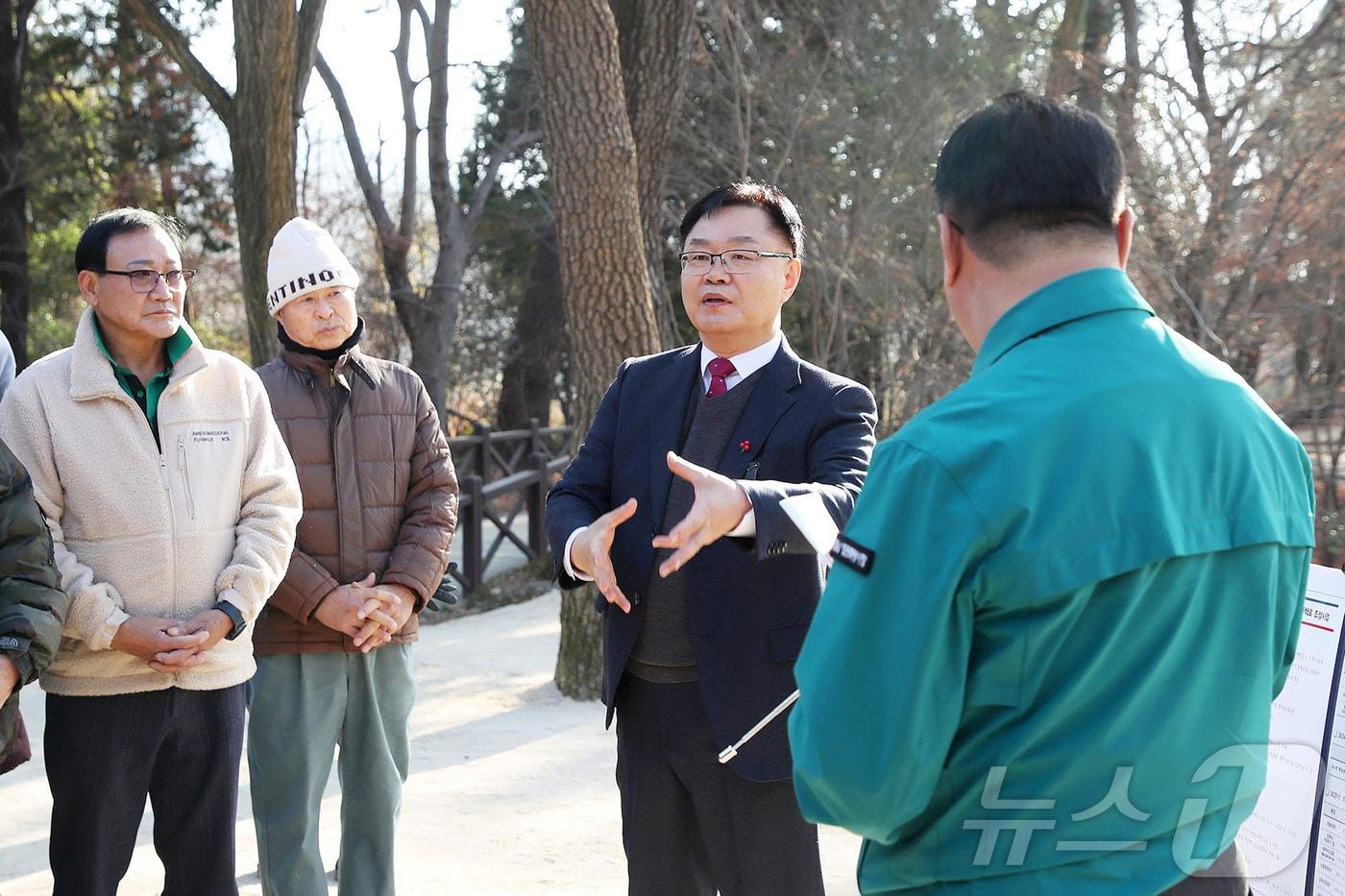 홍남표 창원시장&#40;가운데&#41;이 2일 내수면 환경생태공원 맨발걷기 산책로 조성사업 현장에서 관계자들과 대화를 나누고 있다.&#40;창원시 제공&#41;