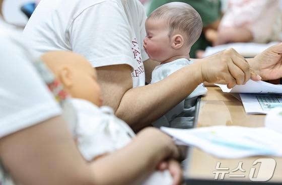 2일 충북 음성군은 올해부터 결혼하지 않은 남녀에게도 가임력 검사비를 지원한다고 밝혔다.&#40;자료사진&#41;/뉴스1 ⓒ News1 김도우 기자