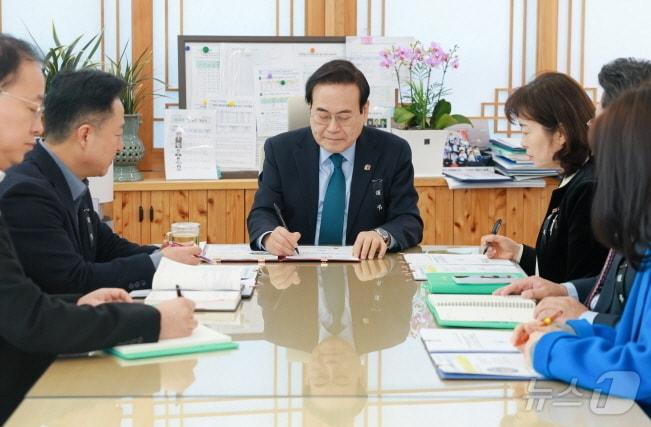 서거석 전북교육감이 2일 ‘학력신장 지원 기본계획’ 결재로 새해 업무를 시작했다.&#40;전북교육청 제공&#41;/뉴스1