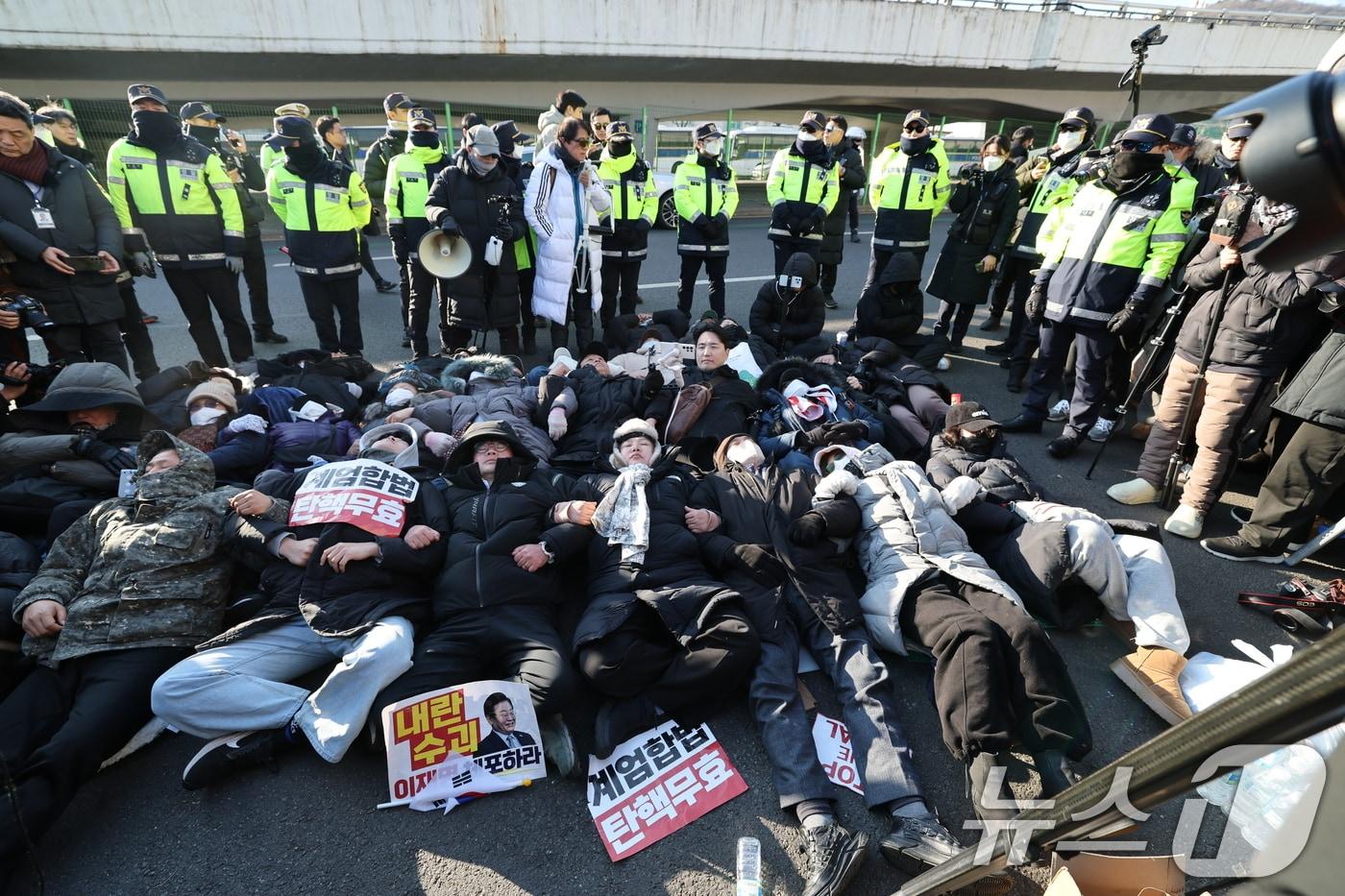 2일 서울 용산구 윤석열 대통령 관저 입구 앞에서 보수단체 회원 및 윤 대통령 지지자들이 농성 중 해산하라는 경찰 안내방송에 드러눕고 있다. 2025.1.2/뉴스1 ⓒ News1 박세연 기자