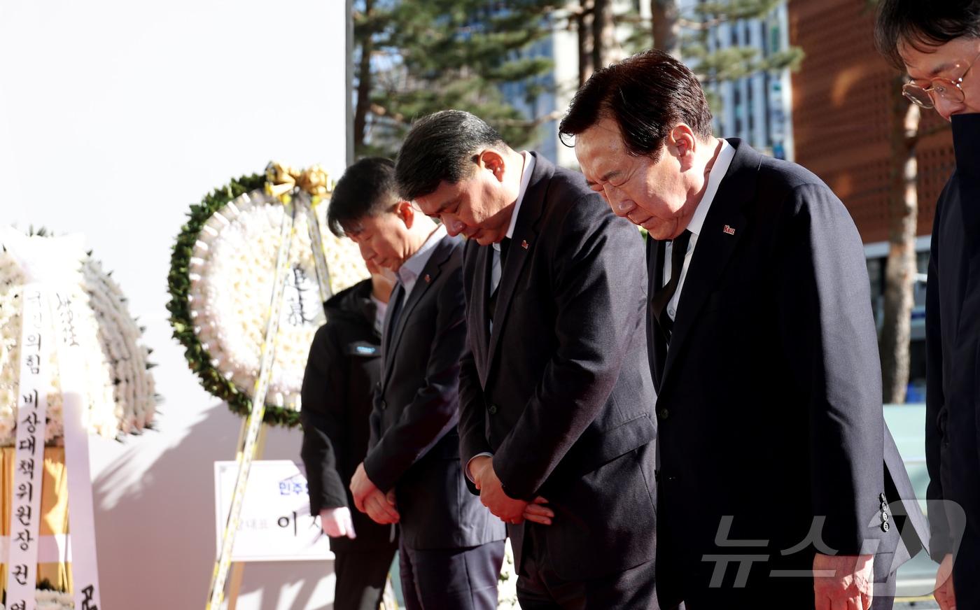 김기문 중소기업중앙회장이 2일 오후 서울시청 본관 앞 &#39;제주항공 여객기 사고 희생자 합동 분향소&#39;를 방문해 조문하고 있다.&#40;중소기업중앙회 제공&#41;