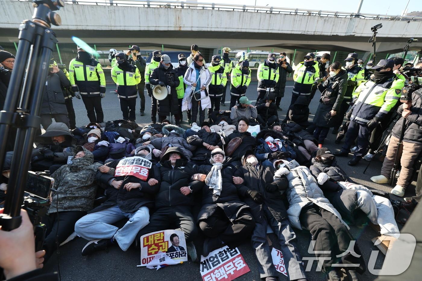 2일 서울 용산구 윤석열 대통령 관저 입구 앞에서 보수단체 회원 및 윤 대통령 지지자들이 농성 중 해산하라는 경찰 안내방송에 드러눕고 있다. 공수처는 &#39;12·3 비상계엄 사태&#39;로 내란 혐의를 받는 윤석열 대통령 체포영장을 유효기간인 6일 이내에 집행하겠다고 밝혔다. 2025.1.2/뉴스1 ⓒ News1 박세연 기자