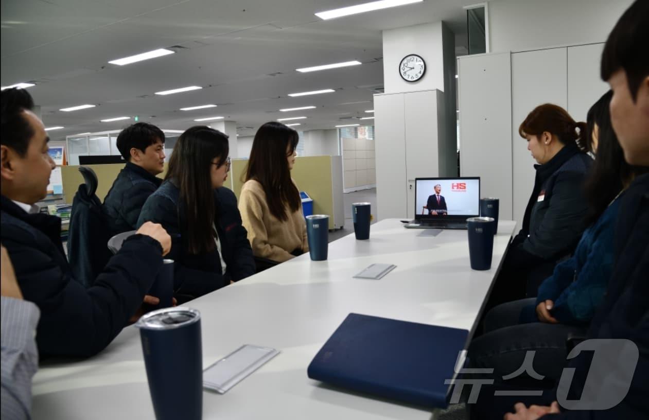 대구지역 건설기업들이 2일 일제히 시무식을 갖고 위기 극복을 다짐했다. 사진은 HS화성 임직원들이 영상을 통해 이종원 회장의 신년사를 듣고 있다.&#40;HS화성 제공&#41;