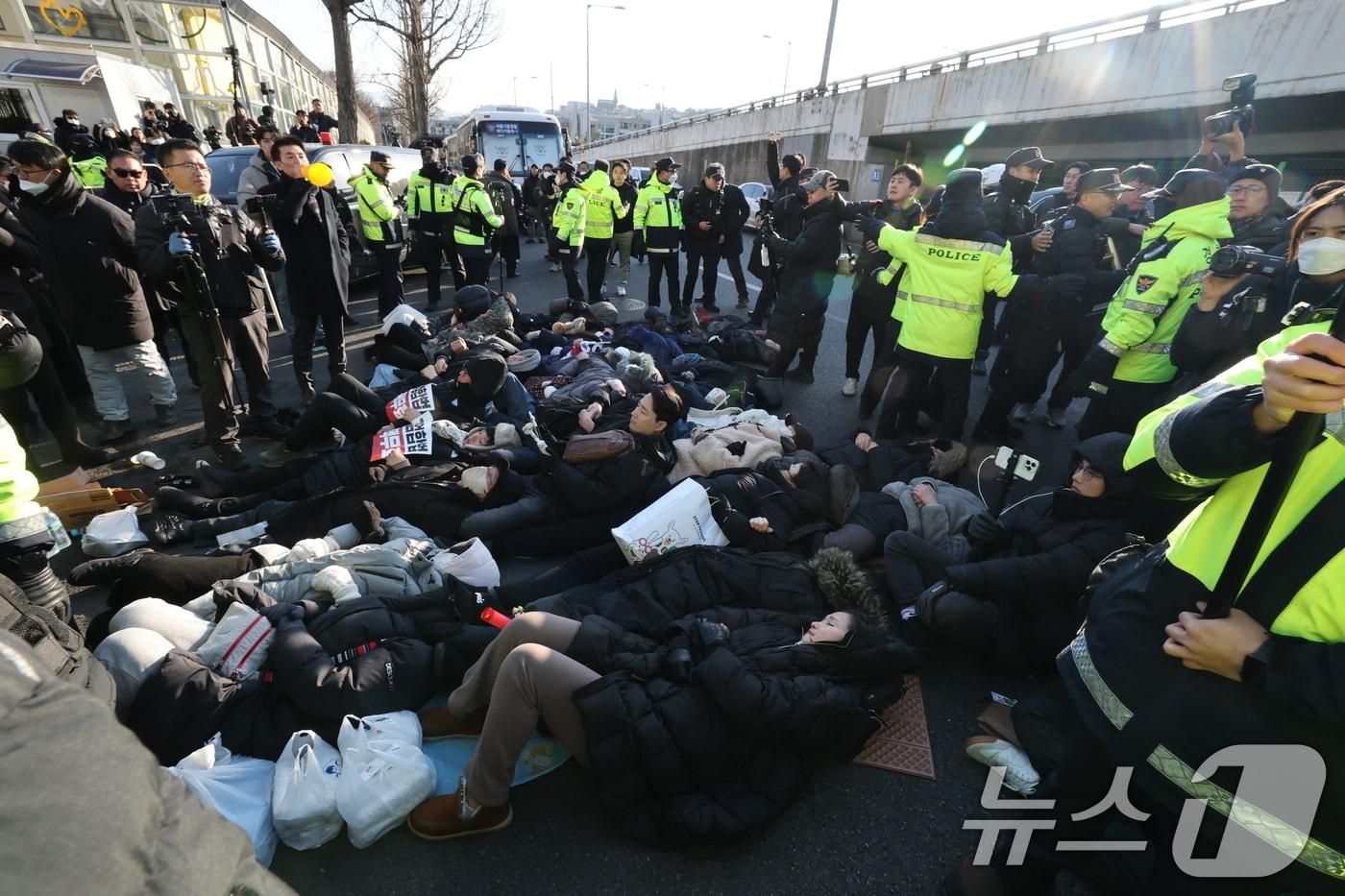 2일 서울 용산구 윤석열 대통령 관저 입구 앞에서 보수단체 회원 및 윤 대통령 지지자들이 농성 중 해산하라는 경찰 안내방송에 드러눕고 있다. 공수처는 &#39;12·3 비상계엄 사태&#39;로 내란 혐의를 받는 윤석열 대통령 체포영장을 유효기간인 6일 이내에 집행하겠다고 밝혔다. 2025.1.2/뉴스1 ⓒ News1 박세연 기자