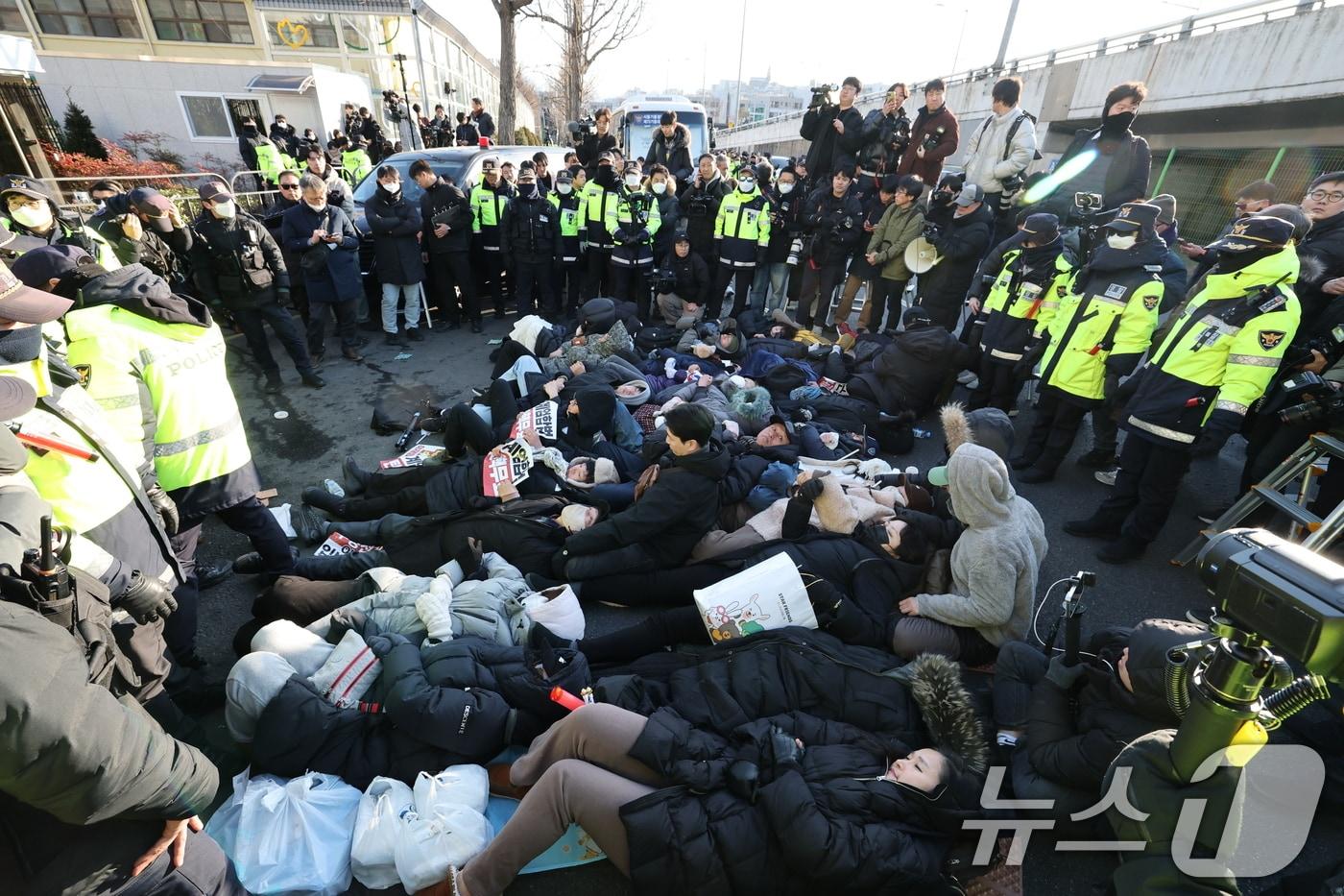 2일 서울 용산구 윤석열 대통령 관저 입구 앞에서 보수단체 회원 및 윤 대통령 지지자들이 농성 중 해산하라는 경찰 안내방송에 드러눕고 있다. 공수처는 &#39;12·3 비상계엄 사태&#39;로 내란 혐의를 받는 윤석열 대통령 체포영장을 유효기간인 6일 이내에 집행하겠다고 밝혔다. 2025.1.2/뉴스1 ⓒ News1 박세연 기자