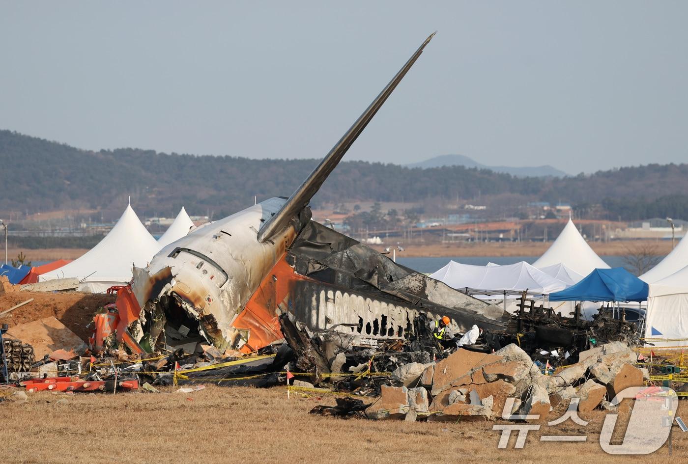 제주항공 여객기 참사 닷새째인 2일 오전 전남 무안국제공항 제주항공 여객기 참사 현장에 사고 여객기와 충돌로 부서진 로컬라이저&#40;방위각 시설&#41;의 잔해가 놓여있다. 2025.1.2/뉴스1 ⓒ News1 오대일 기자