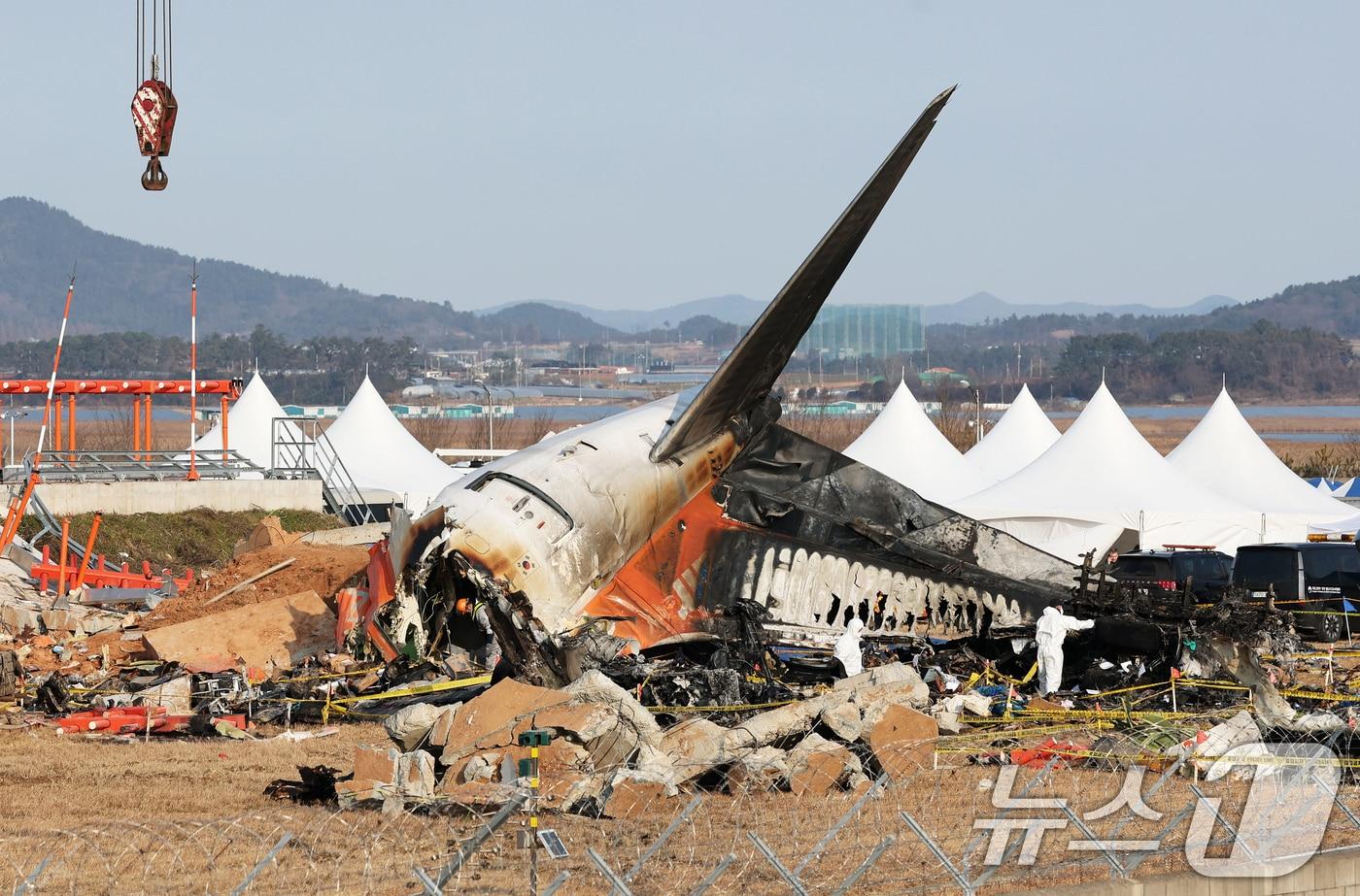 제주항공 여객기 참사 닷새째인 2일 오전 전남 무안국제공항 제주항공 여객기 참사 현장에 사고 여객기와 충돌로 부서진 로컬라이저&#40;방위각 시설&#41;의 잔해가 놓여있다. 2025.1.2/뉴스1 ⓒ News1 오대일 기자