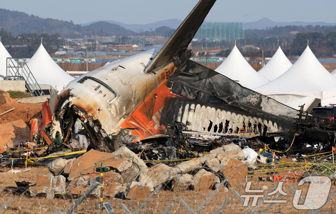 제주항공 여객기 참사 닷새째인 2일 오전 전남 무안국제공항 제주항공 여객기 참사 현장에 사고 여객기와 충돌로 부서진 로컬라이저&#40;방위각 시설&#41;의 잔해가 놓여있다. 2025.1.2/뉴스1 ⓒ News1 오대일 기자