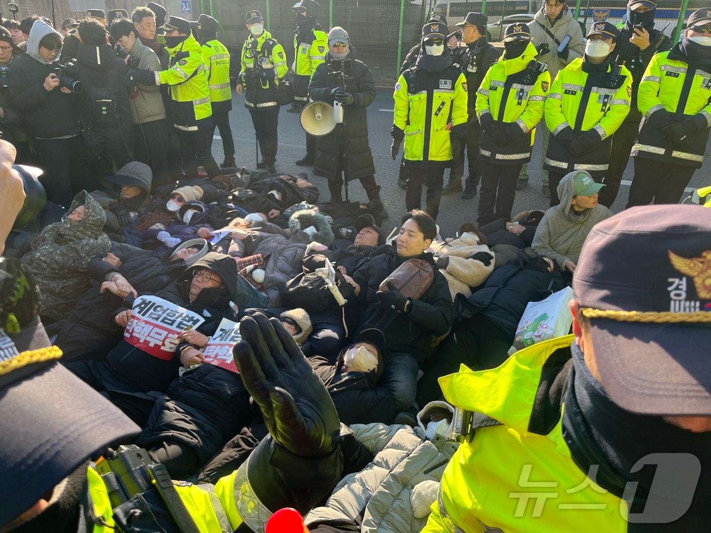 2일 오후 서울 용산구 한남동 윤석열 대통령 관저 앞에서 집회를 열던 참가자들이 경찰의 해산 명령에 불응하며 저항하고 있다. ⓒ 뉴스1 김종훈 기자